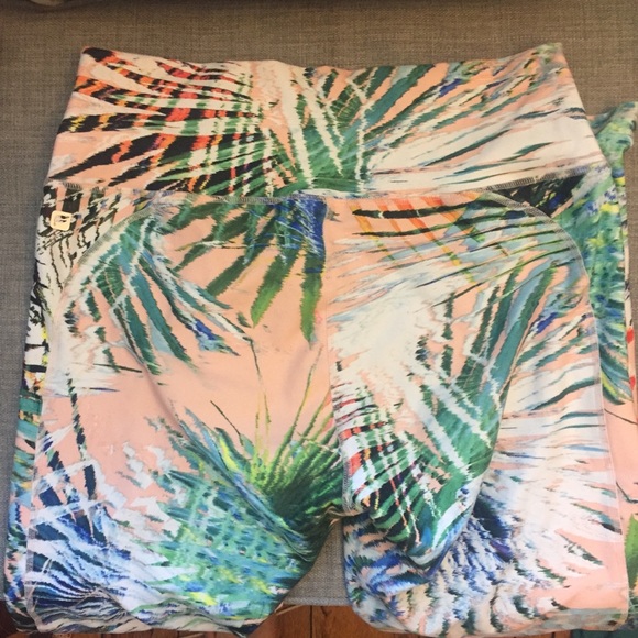 Fabletics high waisted printed leggings size M - Picture 3 of 3